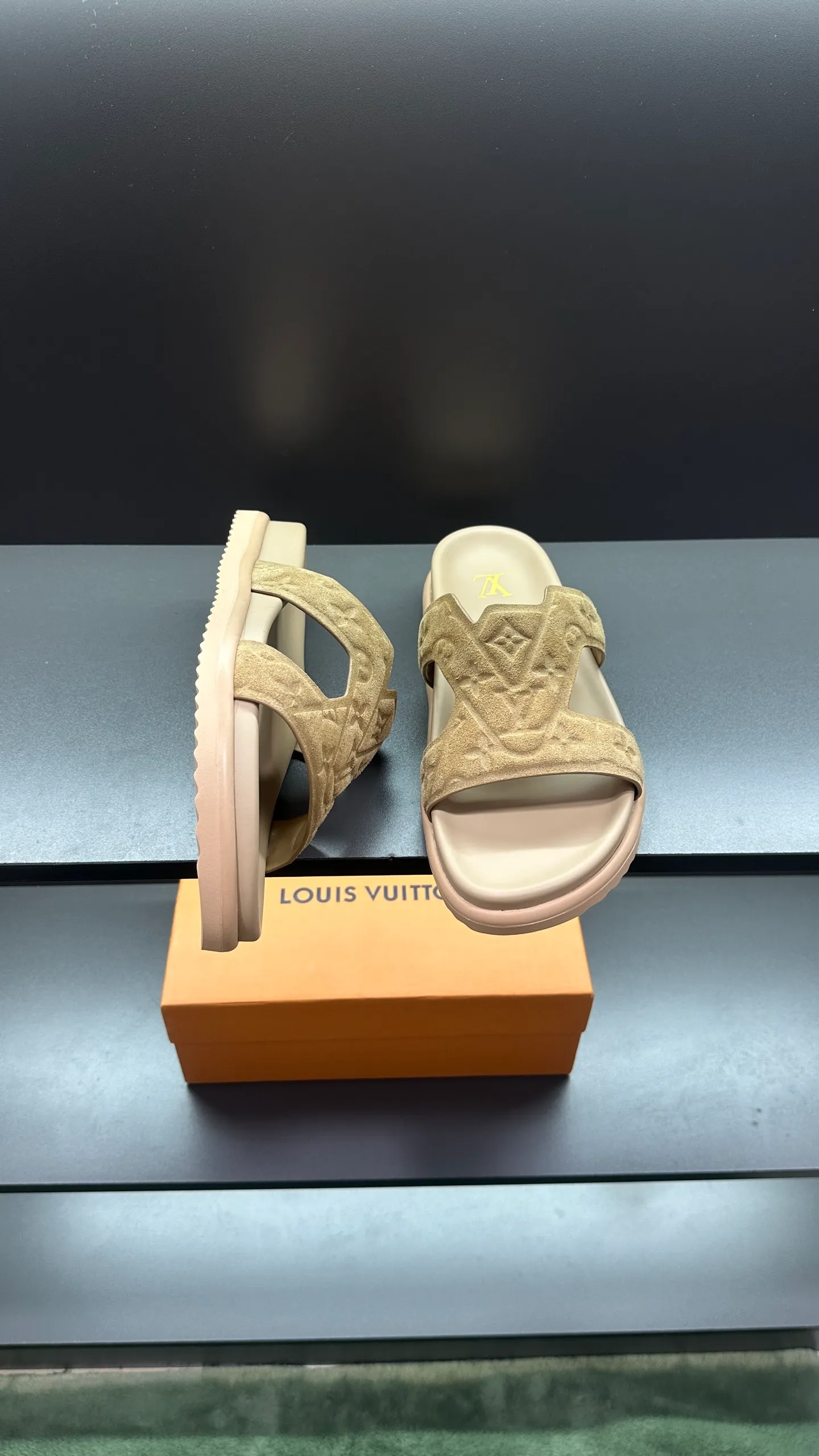 P300 🔍Top purchasing agent LV men's spring and summer slippers counter synchronized. The upper is made of cowhide fabric imported from Italy, with logo graphics and high-quality craftsmanship. The sole is: the original sole provided by the original factory. The exclusive molded sole is super comfortable. The original factory follows the order. 🔍🔍High quality. You can enter and exit the counter at will. Welcome to compare. Size 38-45